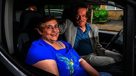 Zie onderschrift. Edith en Erik zitten in de auto.