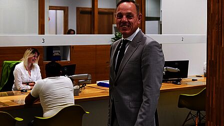 Burgemeester Ron König in het stadhuis