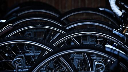 Fietsen in een fietsenstalling