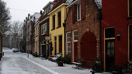 Besneeuwde straat