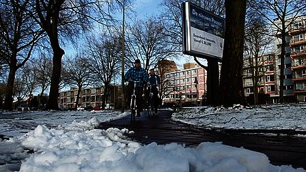 Fietspad dat is vrijgemaakt van sneeuw